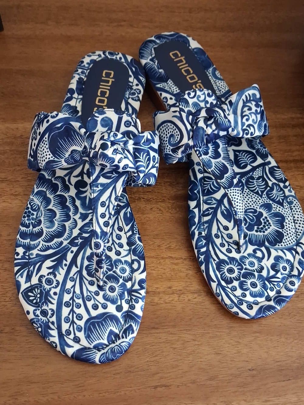 Like New** Chico's Natalia Blue & White Print Knotted Thong Sandals ** Size 8.5 - Picture 6 of 10